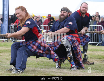 Das Schlepper-Team von Onkel Sam aus den Highlanders nimmt an den Mey Highland & Cultural Games auf dem John O'Groats Showground in Caithness Teil. Teams, die Help for Heroes und das US-Team Invictus Games repräsentierten, traten an einem Ereignis an, das als Kreuzung zwischen Highland Games und Invictus Games beschrieben wird. Stockfoto