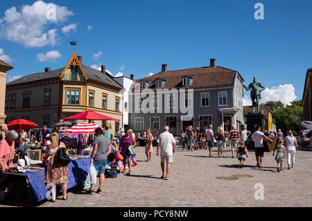 Besetzt outdoor Wochenende Flohmarkt Stände in der Altstadt Torvet Square, gamlebyen Fredrikstad, Østfold, Norwegen, Skandinavien Stockfoto