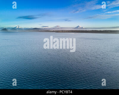 Rupanco See, einem der Großen Seen im südlichen Chile mit einer erstaunlichen Luftaufnahme von der Drohne über die Vulkane Osorno und Puntiagudo, erstaunliche scenic Stockfoto