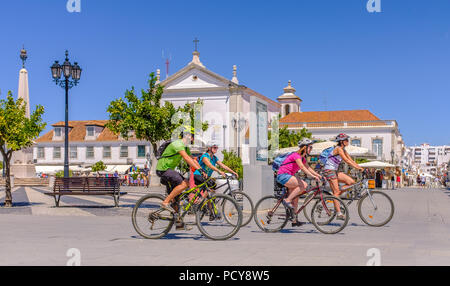 VILA Real de Santo Antonio, PORTUGAL - 30. Juli 2018. Eine Gruppe von Radfahrern Fahrt durch die hübschen Platz im Zentrum von Vila Real de Santo Antonio. Stockfoto