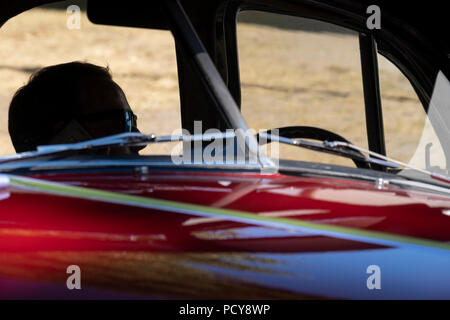 Mann sitzt in einem roten Packard card Stockfoto