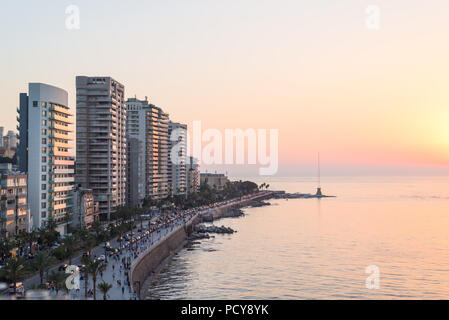 In Beirut corniche Meer mit hohen Anstieg von Wohngebäuden und Fußgängerweg entlang dem Mittelmeer, Libanon Stockfoto