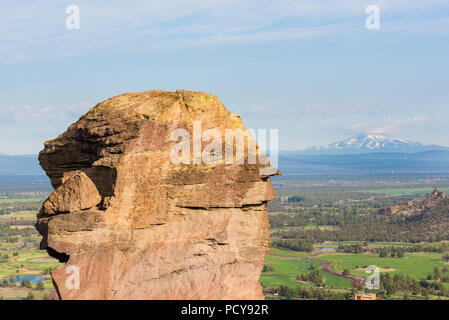 Rock Spalte für das Klettern in Smith Rock State Park und Mount Jefferson Vulkan hinter sich. Stockfoto