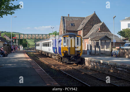 Eine nördliche Bahn Klasse 156 Sprinter Zug am Bahnhof St Bienen auf die ländlichen Cumbrian Coast Railway Line Stockfoto