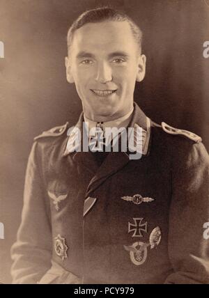 Portrait Foto von Oberfeldwebel Karl Müller, einer der Bomberpiloten mit 1. Staffel, kampfgeschwader 2, nach seiner Verleihung des Ritterkreuzes des Eisernen Kreuzes am 15. Oktober 1942. Zusätzlich zu der Ritter, Müller trägt auch dem Deutschen Kreuz in Gold, Bomber Karabinerverschluss in Gold, Eisernes Kreuz 1.Klasse, Luftwaffe Pilot Badge in Tuch und bulgarischen Pilot Badge. Stockfoto