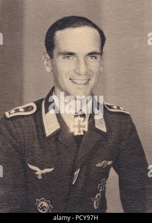 Portrait Foto von Oberfeldwebel Karl Müller, einer der Bomberpiloten mit 1. Staffel, kampfgeschwader 2, nach seiner Verleihung des Ritterkreuzes des Eisernen Kreuzes am 15. Oktober 1942. Zusätzlich zu der Ritter, Müller trägt auch dem Deutschen Kreuz in Gold, Bomber Karabinerverschluss in Gold, Eisernes Kreuz 1.Klasse und Luftwaffe Pilot Abzeichen im Tuch. Stockfoto