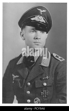 Portrait von Feldwebel Otto Thomas von 3. Kompanie, Fallschirmjäger-Regiment 2, trägt seine Eisernen Kreuz 1.Klasse, das Heer Fallschirmjäger Award Abzeichen, schwarze Wunde Abzeichen und Ribbon Bar einschließlich der Lange Service Award IV Klasse und Gedenkmedaille des 1. Oktober 1938 mit der Prager Burg Bar. Vermutlich im Sommer 1940 nach der Schlacht von Frankreich. Stockfoto