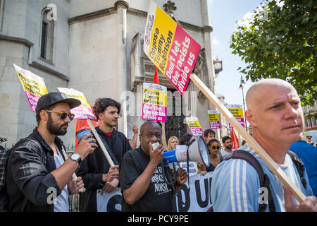 Bis zu Rassismus Demonstration gegen den Protest des "Freien Tommy Robinson' Anhänger außerhalb der Royal Courts of Justice in London, UK. Stockfoto