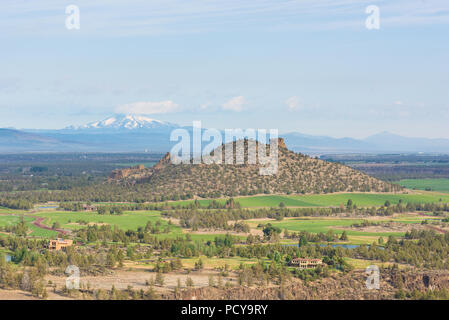 Mount Jefferson Vulkan von Smith Rock Trail gesehen, mit Pinien und Felsen in Oregon, USA Stockfoto