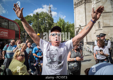 "Freie Tommy Robinson' Anhänger außerhalb der Royal Courts of Justice in London, UK. Stockfoto