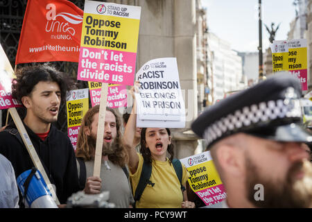 Bis zu Rassismus Demonstration gegen den Protest des "Freien Tommy Robinson' Anhänger außerhalb der Royal Courts of Justice in London, UK. Stockfoto