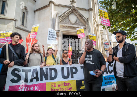 Bis zu Rassismus Demonstration gegen den Protest des "Freien Tommy Robinson' Anhänger außerhalb der Royal Courts of Justice in London, UK. Stockfoto