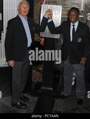 NEW YORK - 17. April: Fußball-Legende Pelé Cosmos und Franz Beckenbauer ist" den Schalter "die Welt-berühmten Empire State Building "Cosmos Grün" zu starten und den Start des Frühlings Saison des Teams 2015 am 17. April 2015 in New York City feiern. Personen: Pele Kosmos, Franz Beckenbauer Stockfoto