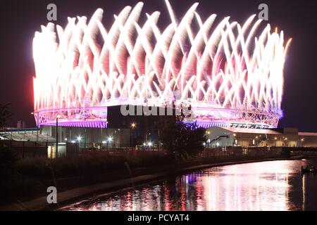 Das Feuerwerk über dem Olympiastadion während der Abschlussfeier der Olympischen Spiele 2012 in London, London, Großbritannien Stockfoto