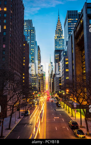 New York 42 st. bei Sonnenuntergang mit Chrysler Turm auf der rechten Seite Stockfoto