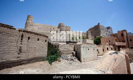 Bahla Fort ist eine von vier historischen Festungen, die sich am Fuße des Jebel Akhdar-Hochlands im Nahen Osten, Oman, befinden und zum UNESCO-Weltkulturerbe gehören Stockfoto