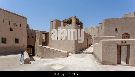 Bahla Fort ist eine von vier historischen Festungen, die sich am Fuße des Jebel Akhdar-Hochlands im Nahen Osten, Oman, befinden und zum UNESCO-Weltkulturerbe gehören Stockfoto