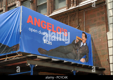 NEW YORK, NY - 07. Juli: American während Bau bleibt auf der Fassade des Theaters im Voraus von Colbert's Debüt, Nachbar Angelo's Pizza hat unter Gerüst versteckt. Es gibt jetzt eine massive Zeichen auf der Frontseite der Baustelle, zeigt den Namen Angelo's Pizza durch zwei lounging Stephen Colberts flankiert, breit lächelnd mit einer Scheibe in der Hand am 7. Juli 2015 in New York City People: Stephen Colbert Stockfoto