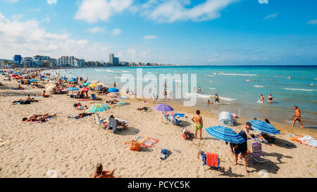 Urlauber Urlaub auf der beliebten Platja Nord in Peniscola Beach Resort am Mittelmeer, Castellon, Spanien Stockfoto