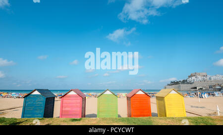 Bunten Badekabinen am Strand in Peniscola, Castellon, Spanien Stockfoto