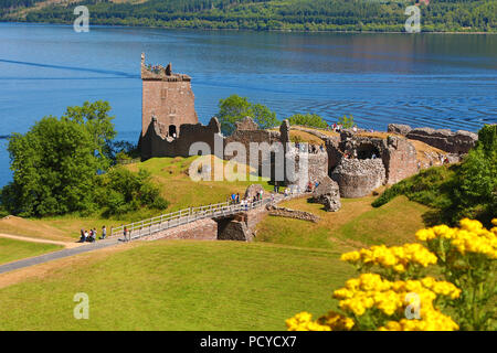 Urquhart Castle und Loch Ness in den schottischen Highlands in der Nähe von Drumnadrochit, Schottland Stockfoto