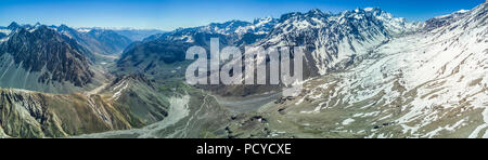 Eine Luftaufnahme, Anden Täler am Central Chile auf Cajon del Maipo, Santiago de Chile, atemberaubende Aussicht auf Berge und Gletscher, erstaunliche im Freien Stockfoto