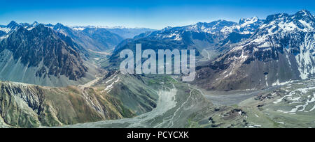 Eine Luftaufnahme, Anden Täler am Central Chile auf Cajon del Maipo, Santiago de Chile, atemberaubende Aussicht auf Berge und Gletscher, erstaunliche im Freien Stockfoto