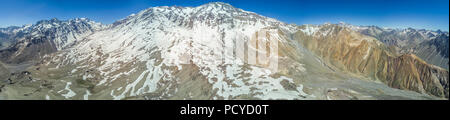 Eine Luftaufnahme, Anden Täler am Central Chile auf Cajon del Maipo, Santiago de Chile, atemberaubende Aussicht auf Berge und Gletscher, erstaunliche im Freien Stockfoto