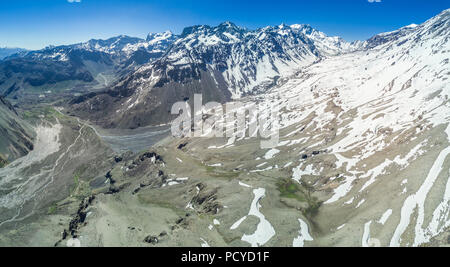 Eine Luftaufnahme, Anden Täler am Central Chile auf Cajon del Maipo, Santiago de Chile, atemberaubende Aussicht auf Berge und Gletscher, erstaunliche im Freien Stockfoto