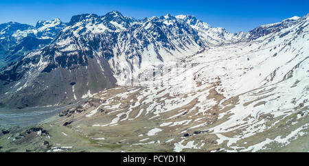 Eine Luftaufnahme, Anden Täler am Central Chile auf Cajon del Maipo, Santiago de Chile, atemberaubende Aussicht auf Berge und Gletscher, erstaunliche im Freien Stockfoto