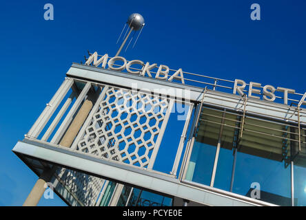 Fassade des Café Moskau mit Sputnik-Zeichen, modernistische Architektur der DDR, Karl-Marx-Allee, Berlin Stockfoto