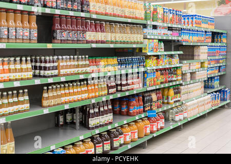 Kiew, Ukraine. 15. Juli 2018. Fruchtsäfte auf Regalen in einem Supermarkt. Fruchtsaft Verbrauch insgesamt in Europa. Verschiedene Säfte auf dem Regal in der Stockfoto