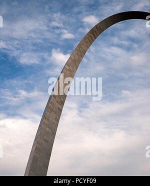 Blauer Himmel halten weiße Wolken hinter dem Gateway Arch in St. Louis, Missouri Stockfoto