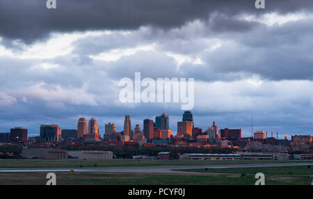 Goldenes Licht trifft auf die Gebäude und Architektur von Kansas City, MO bei Sonnenuntergang Stockfoto