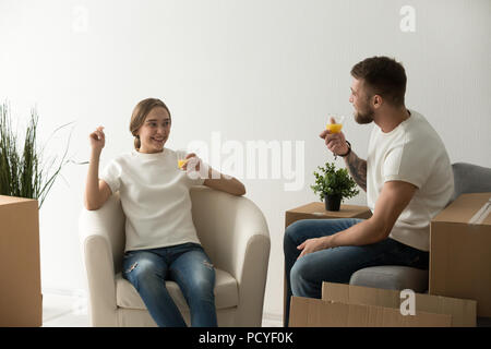 Glückliche Eheleute entspannend nach dem Umzug Saft trinken Stockfoto