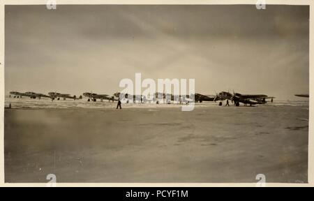 Bild aus dem Fotoalbum von Oberfeldwebel Gotthilf Benseler vom 9. Staffel, Kampfgeschwader 3: Dornier Do 17 F-1 "Fliegende Bleistifte" der 8./KG 153, aufgereiht auf der Landebahn im Jahr 1938. KG 153 wurde später KG3 und der unverwechselbaren Karte Staffel Abzeichen der III./KG 153 weiterhin von III./KG 3 verwendet werden. Stockfoto