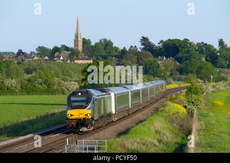 Eine Klasse-68-Diesellokomotive Nummer 68011, die am 15. Mai 2018 in Kings Sutton an einem Chiltern Railways Service arbeitet. Stockfoto