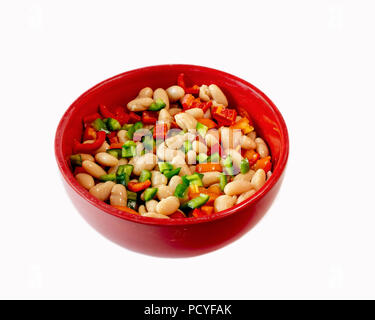 Weiße Bohnen mit Rot, Grün und Orange Paprika rot Schüssel auf weißem Hintergrund - gesunde ernährung Konzept Stockfoto