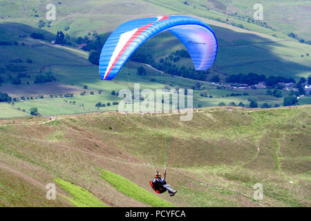 Gleitschirm- und Drachenflieger über Mam Tor Stockfoto