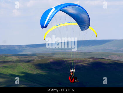 Gleitschirm- und Drachenflieger über Mam Tor Stockfoto