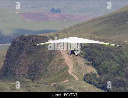 Gleitschirm- und Drachenflieger über Mam Tor Stockfoto