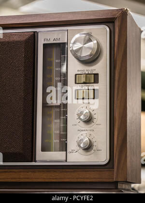 Klassische Antike analog Radio Mit Radio Rad auf hölzernen Tisch Stockfoto