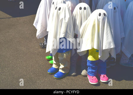 Halloween zombie Kids ghost Dekoration Figuren mit Schuhen nicht reale Kinder Stockfoto