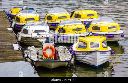 Sportboote Mieten günstig auf einem Ponton im Fluss Dart an der Dartmouth in South Devon. Stockfoto