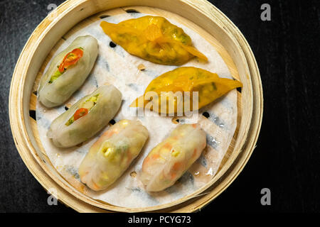 Nahaufnahme von momos in einem Dampfer Bambus Warenkorb Stockfoto