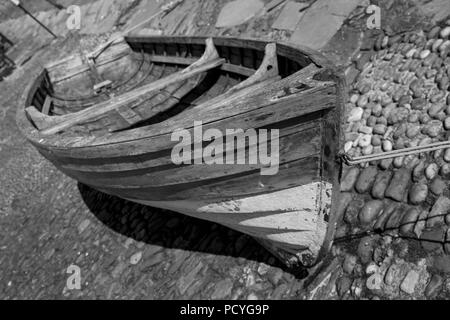 Eine alte, verwitterte, Holz- Boot auf dem Kai Bayard's Cove in Dartmouth an einem hellen Sommertag Stockfoto