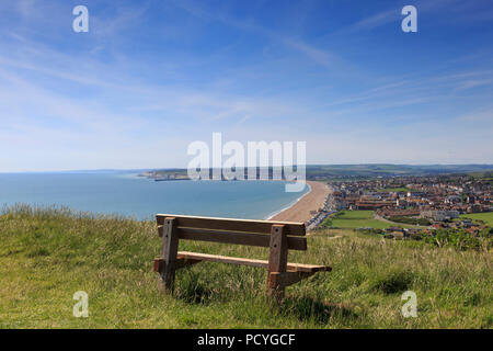 Eine Sitzbank hoch auf Seaford Head an der Küste von Sussex, zeigt der Blick über Seaford und Newhaven Stockfoto