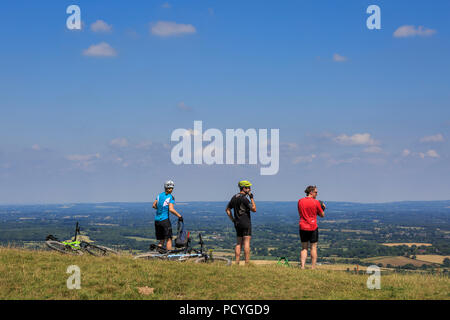 Radfahrer pause an Ditchling Beacon hoch auf der South Downs und bewundern Sie die Aussicht an einem hellen Sommer Stockfoto