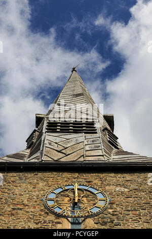 Die verdrehten Kirchturm von St. Peter's Kirche, die Pfarrkirche von Barnstaple in North Devon Stockfoto