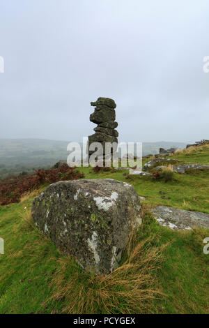 Die bowerman Nase, eine Beteiligung von verwittertem Granit hoch auf Dartmoor, der gleicht einem Personen Gesicht mit Hut Stockfoto